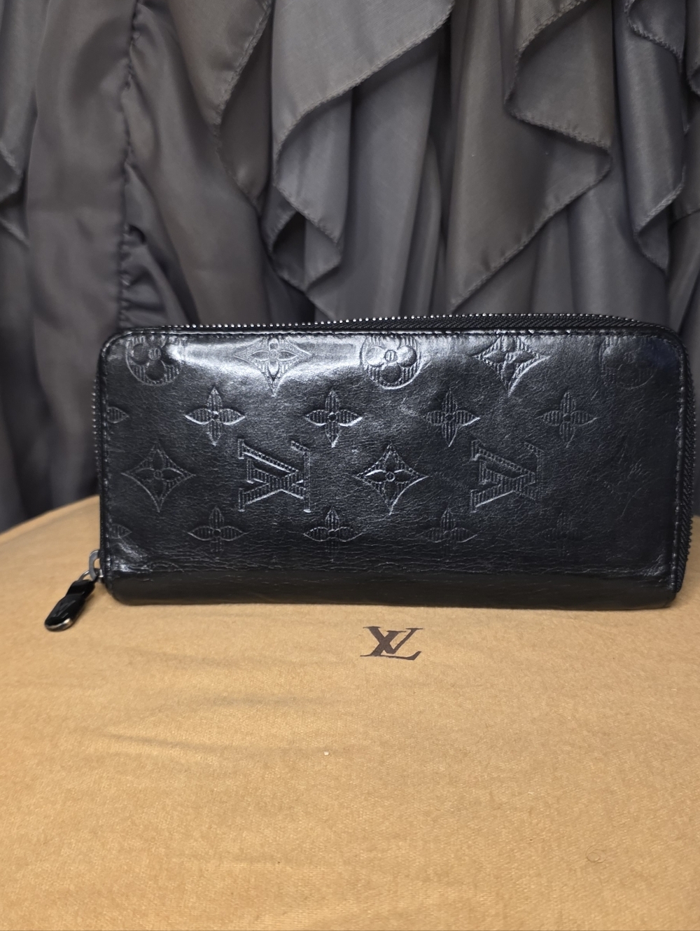 Authentic Louis Vuitton Black Mahina Portefeuille Zippy Wallet